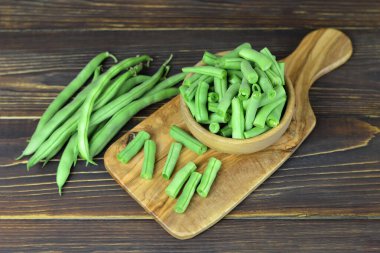 Tahta masada yeşil fasulye