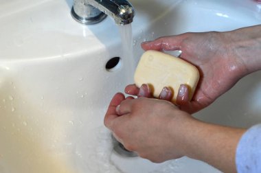 Ellerimi sabunla yıkıyorum. Koronavirüs, virüs, grip ve bakterilere karşı koruma