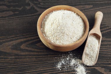 Bir kase ekmek kırıntısı.