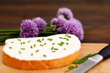 Ekmek diliminde süzme peynir ve soğan.