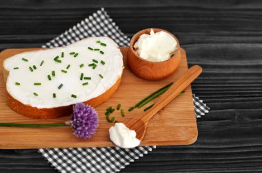 Peynir ve soğan dilimlenmiş ekmek.