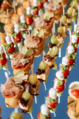 Alkollü, abur cuburlu, sandviçli, kekli hoş geldin büfesi