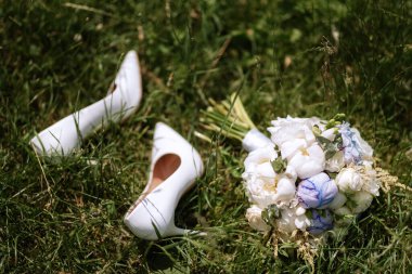 Gelinin düğün ayakkabıları, güzel moda.
