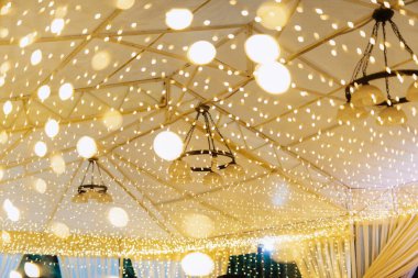 Renkli bulanık Bokeh Noel çelenkleri koyu arkaplanda