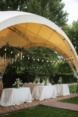 Düğünler için ziyafet salonu, şölen salonu dekorasyonu, atmosfer dekorasyonu.