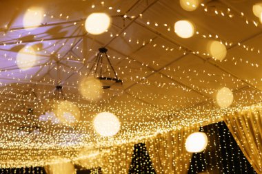 Renkli bulanık Bokeh Noel çelenkleri koyu arkaplanda