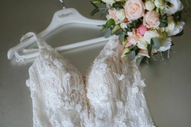 Düğün gününde mükemmel gelinlik.