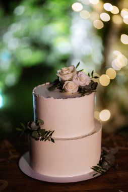 Yeni evlilerin düğününde düğün pastası.