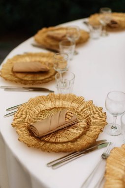 Doğal çiçekler ve yeşil elementlerden yapılmış zarif düğün süsleri.