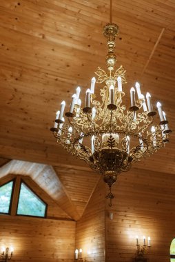 Ortodoks kilisesinin klasik katedrali. İkonları ve sunakları var.