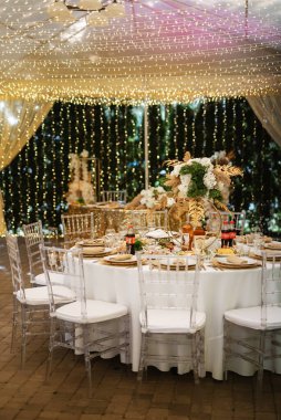 Düğünler için ziyafet salonu, şölen salonu dekorasyonu, atmosfer dekorasyonu.