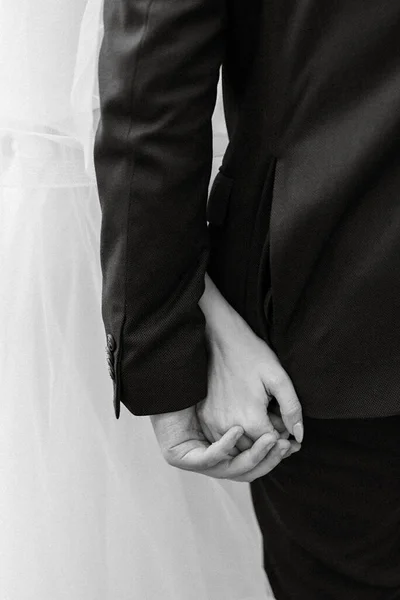 Νύφη Και Γαμπρός Κρατούν Τρυφερά Χέρια Μεταξύ Τους Αγάπη Και — Φωτογραφία Αρχείου
