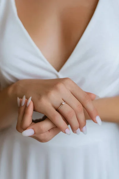 Menyasszony Gyengéden Megérinti Drága Eljegyzési Gyűrűjét — Stock Fotó