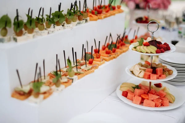 Buffet Bienvenida Con Alcohol Aperitivos Sándwiches Cupcakes — Foto de Stock