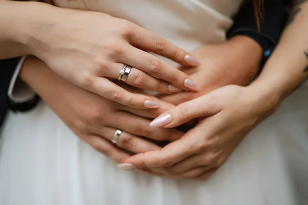 Bruid Bruidegom Teder Hand Hand Tussen Hen Liefde Relaties — Stockfoto