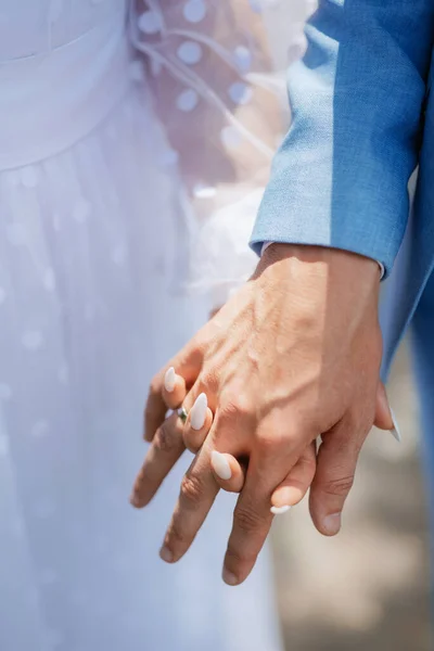 Невеста Жених Нежно Держатся Руки Между Любовью Отношениями — стоковое фото