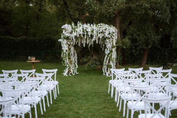 Svatební Obřad Prostor Obloukové Židle Dekor — Stock fotografie