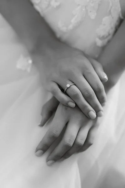 Bruden Rör Försiktigt Sin Kära Förlovningsring — Stockfoto