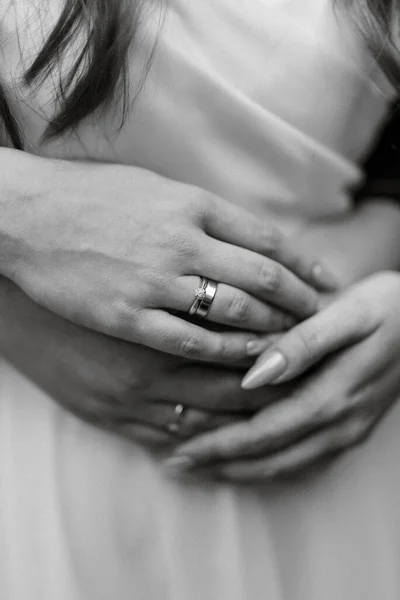 Oblubienica Pan Młody Delikatnie Trzymają Się Ręce Między Sobą Miłość — Zdjęcie stockowe