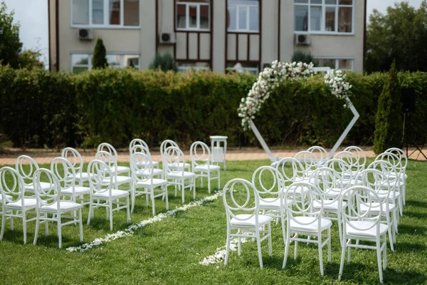 Svatební Obřad Prostor Obloukové Židle Dekor — Stock fotografie
