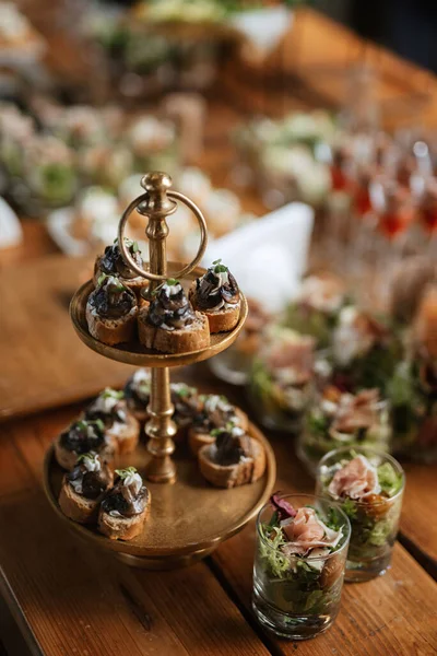 Willkommensbuffet Mit Alkohol Und Snacks Sandwiches Cupcakes — Stockfoto