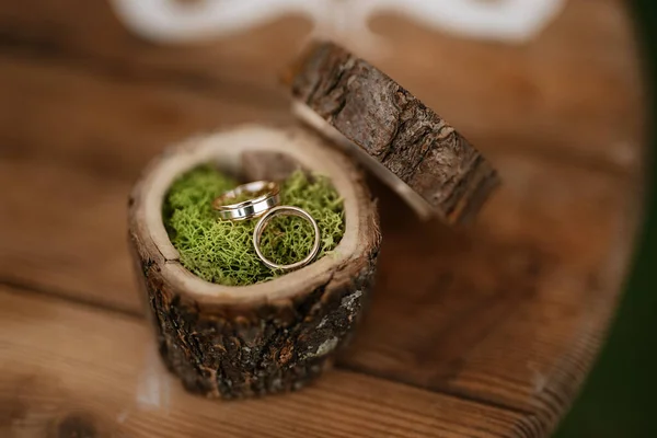Обручальные Кольца Свадебным Декором — стоковое фото