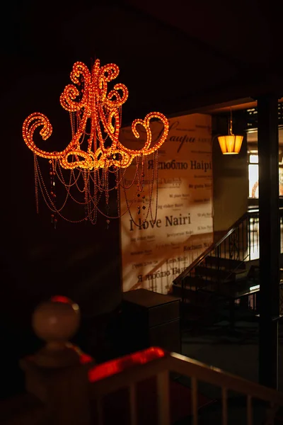 Antieke Plafondkroonluchter Met Lampen Rood Licht Gewelfd Plafond — Stockfoto