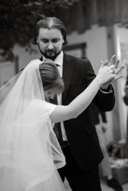 Gelin ve damadın ilk düğün dansı gün batımında restoranın içinde.