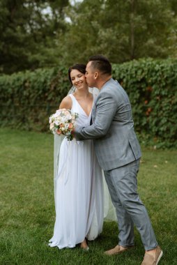 Gelin ve damadın parktaki ilk buluşması.