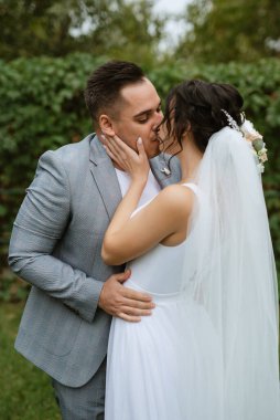 Gelin ve damadın parktaki ilk buluşması.