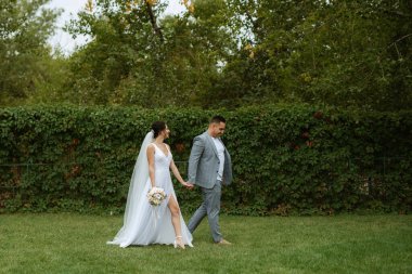 Gelin ve damadın parktaki ilk buluşması.