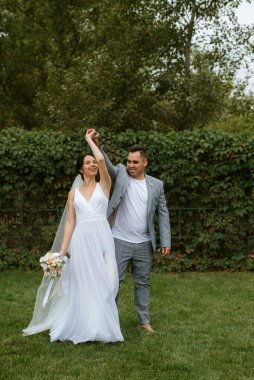 Gelin ve damadın parktaki ilk buluşması.