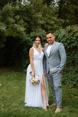 Gelin ve damadın parktaki ilk buluşması.