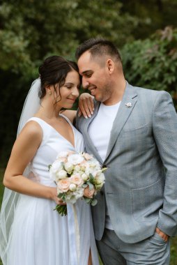 Gelin ve damadın parktaki ilk buluşması.