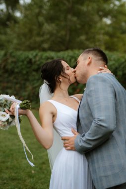 Gelin ve damadın parktaki ilk buluşması.