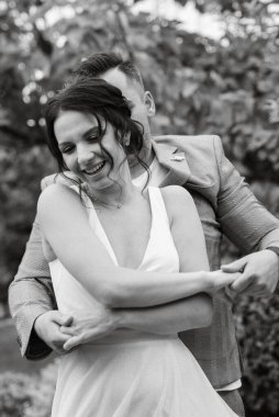 Gelin ve damadın ilk düğün dansı gün batımında restoranın içinde.