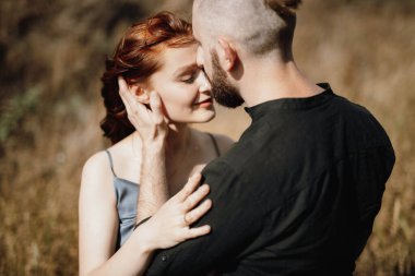 Deniz kenarındaki yüksek tepelerde hamile kız ve erkek arkadaş