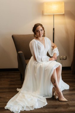 Beyaz elbiseli gelin otelin içindeki eğitim kampında.