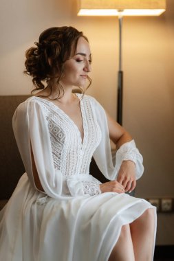 Beyaz elbiseli gelin otelin içindeki eğitim kampında.