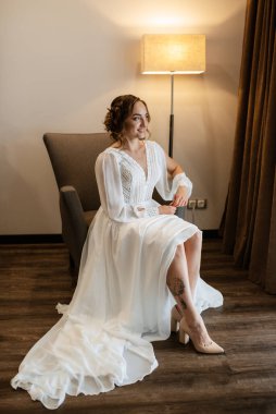 Beyaz elbiseli gelin otelin içindeki eğitim kampında.