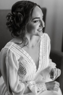 Beyaz elbiseli gelin otelin içindeki eğitim kampında.