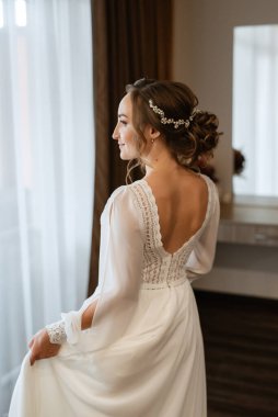 Beyaz elbiseli gelin otelin içindeki eğitim kampında.