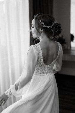 Beyaz elbiseli gelin otelin içindeki eğitim kampında.