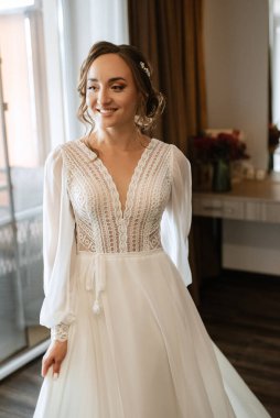 Beyaz elbiseli gelin otelin içindeki eğitim kampında.