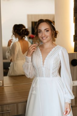 Beyaz elbiseli gelin otelin içindeki eğitim kampında.