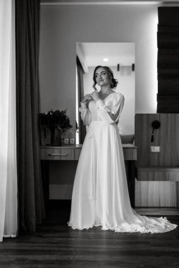 Beyaz elbiseli gelin otelin içindeki eğitim kampında.