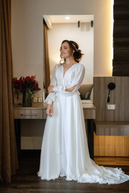 Beyaz elbiseli gelin otelin içindeki eğitim kampında.