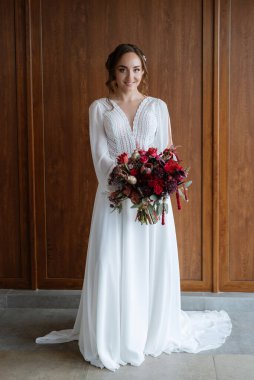 Beyaz elbiseli gelin otelin içindeki eğitim kampında.