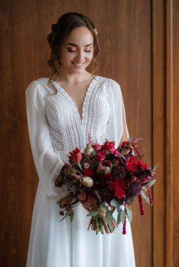 Beyaz elbiseli gelin otelin içindeki eğitim kampında.