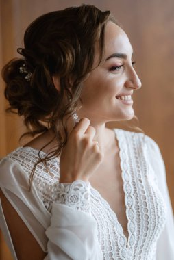 Beyaz elbiseli gelin otelin içindeki eğitim kampında.